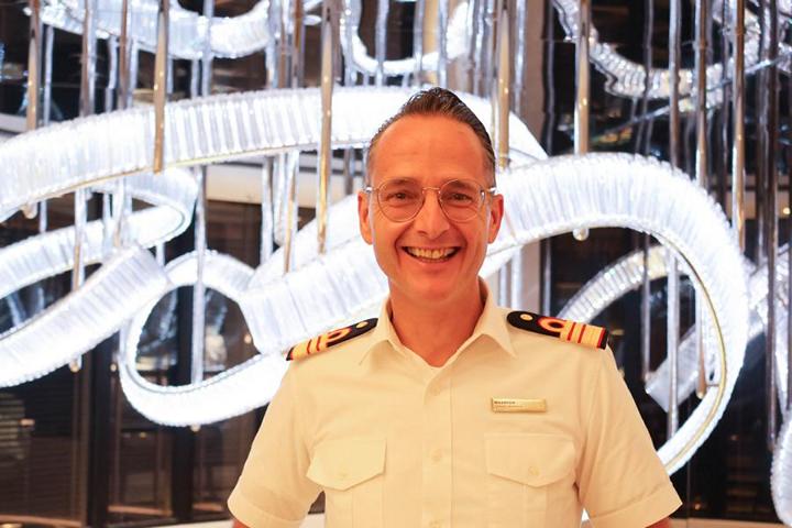 Der gebürtige Niederländer Maarten Smeets ist General Manager der Explora I. Im Hintergrund der Swarovski-Leuchter über der Treppe, die die Restaurants auf den Decks vier und fünf miteinander verbindet