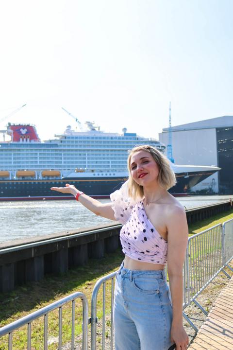 Franziska Richter, Contenct Creatorin / Podcasterin aus Berlin und Disney-Enthusiastin, fieberte gespannt auf das spektakuläre Floating Out der Disney Destiny in Papenburg hin