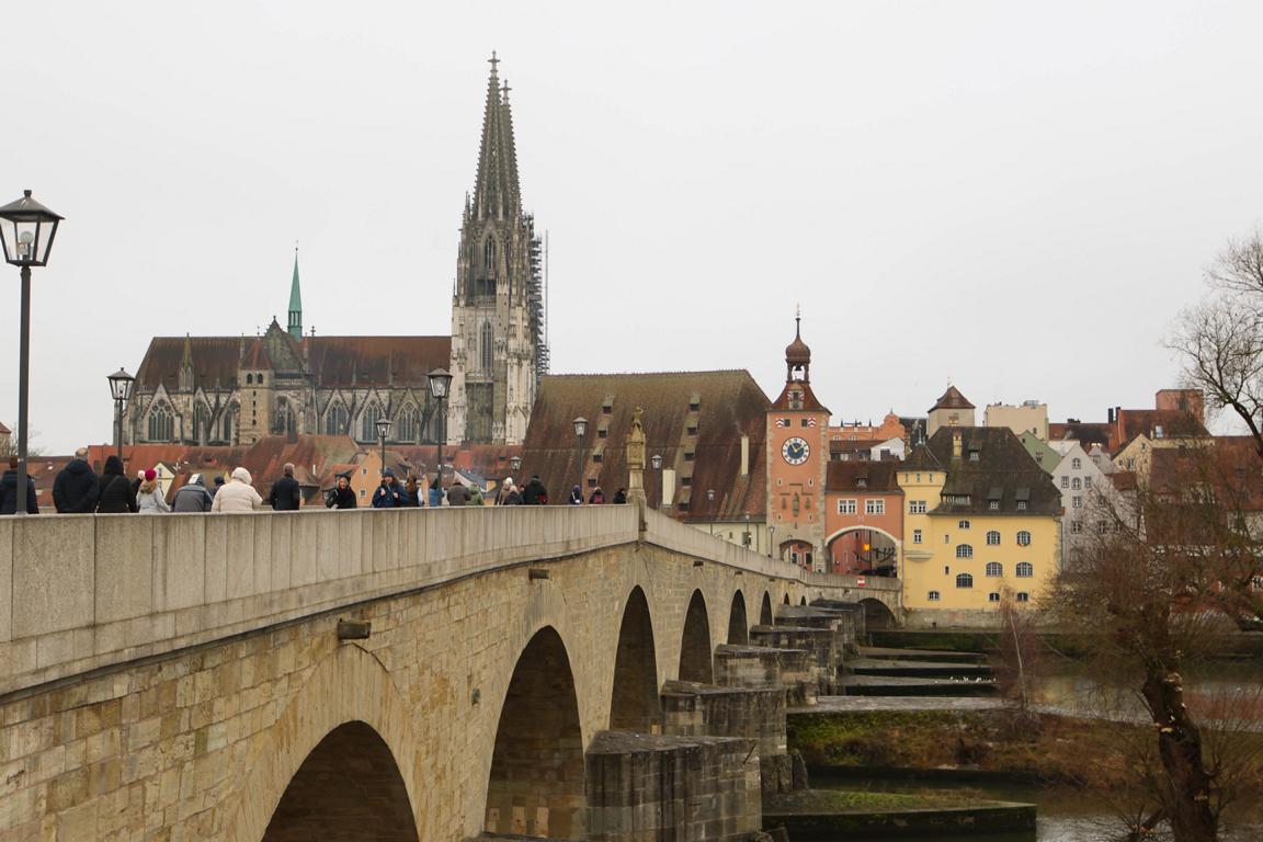 Steinerne Brücke in Regensburg: Erbaut zwischen 1135 und 1146 ist sie neben dem Dom ein bedeutendes Wahrzeichen der Stadt.