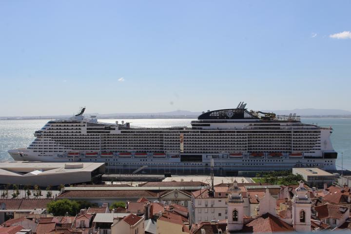 MSC VIRTUOSA am neuen und zentralen Kreuzfahrtterminal direkt vor der Altstadt Alfama