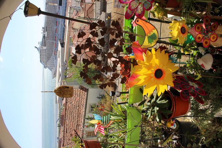 Schöne Aussicht auf die roten Dächer von Alfama und Fluss Tejo