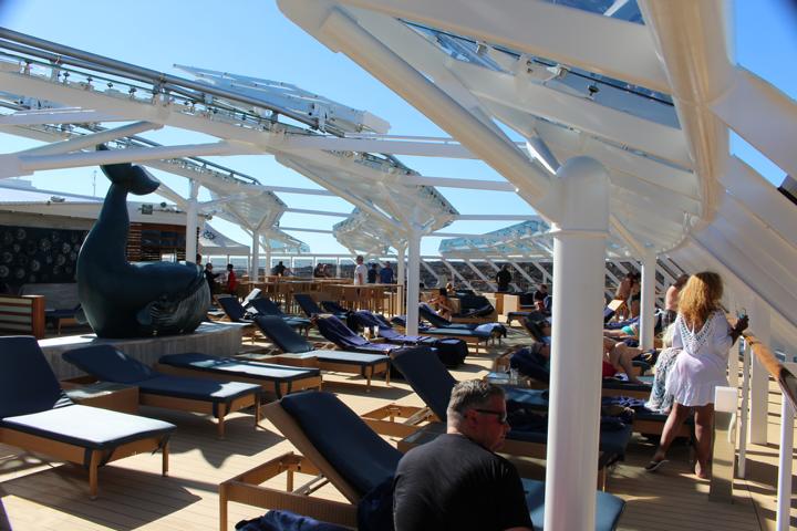 Ganz oben auf Deck 19 liegt der Yacht Club Außenbereich mit zahlreichen Sonnenliegen, Pool und Bar