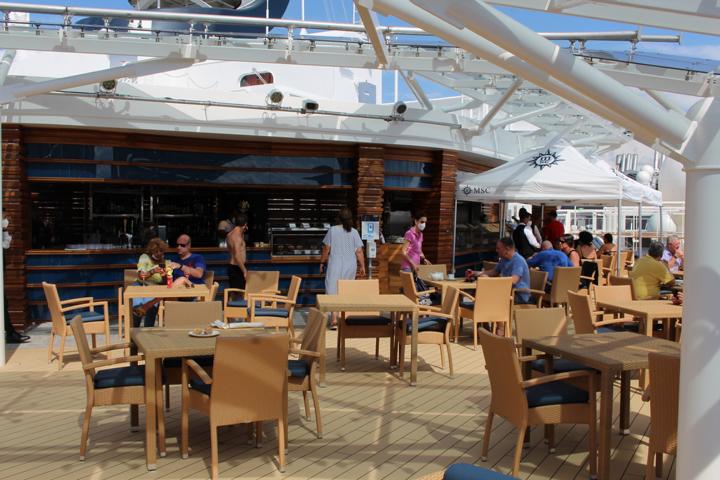 Ganz oben auf Deck 19 der MSC VIRTUOSA liegt der Yacht Club Außenbereich mit Bar und Grill