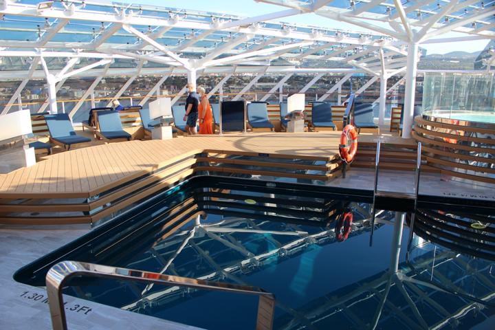Ganz oben auf Deck 19 der MSC VIRTUOSA liegt der Yacht Club Außenbereich mit zahlreichen Sonnenliegen Pool und Bar