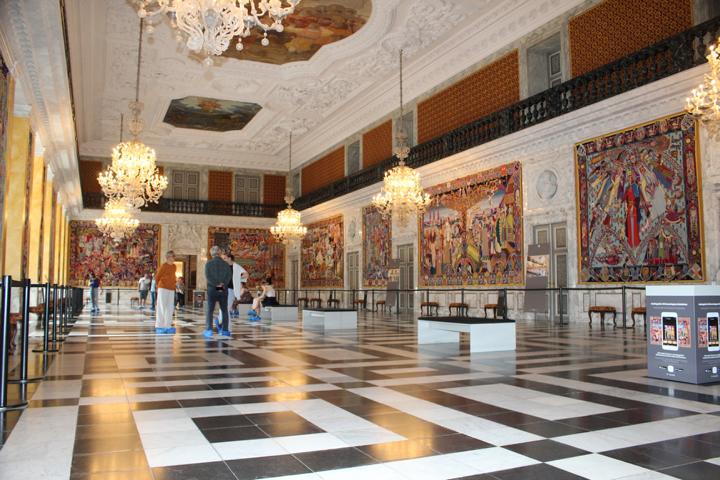 Im großen Saal von Schloss Christiansborg erzählen 17 farbenfroh gewebte Wandteppiche über 1100 Jahre dänische Geschichte
