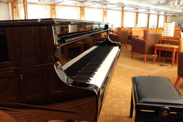 Die Lounge der Sea Cloud Spirit mit dem Steinway-Flügel