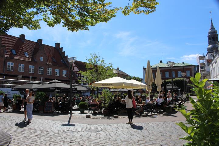 An vielen Orten im Zentrum Aalborgs, wie der C. W. Obels Platz, locken gastronomische Angebote