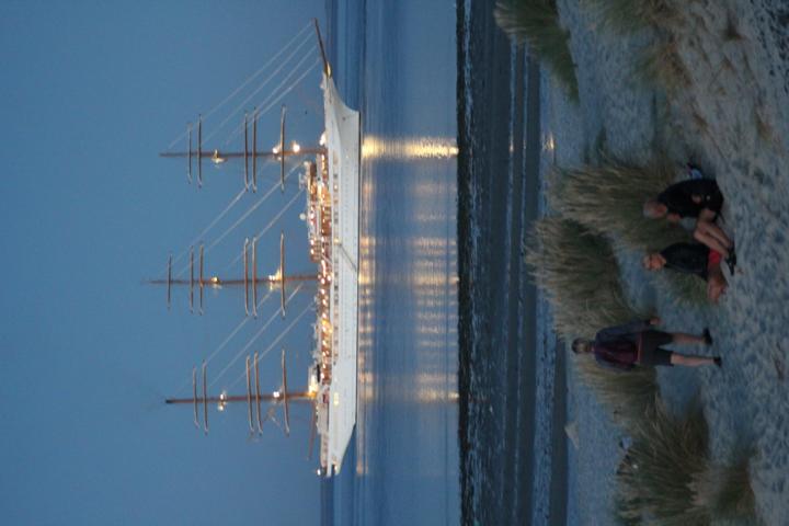 Unweit des Ellenbogens nördlich vom Lister Hafen liegt die Sea Cloud Spirit auf Reede