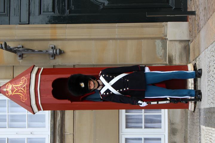 Die Winterresidenz der Königin Margrethe II wird von ihrer Garde bewacht